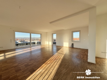 VERKAUFT – BERK Immobilien – Goldene Stunde im eigenen Zuhause – mit Rundumblick und Schlosskulisse - Wohnen & Essen (105729)