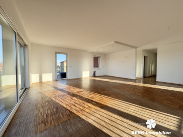 VERKAUFT – BERK Immobilien – Goldene Stunde im eigenen Zuhause – mit Rundumblick und Schlosskulisse - Wohnen & Essen (105730)