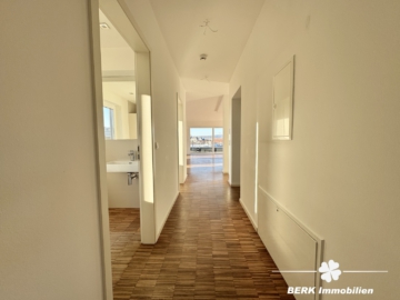 VERKAUFT – BERK Immobilien – Goldene Stunde im eigenen Zuhause – mit Rundumblick und Schlosskulisse - Flur (105731)