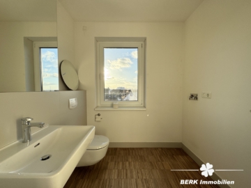 VERKAUFT – BERK Immobilien – Goldene Stunde im eigenen Zuhause – mit Rundumblick und Schlosskulisse - Bad (105732)