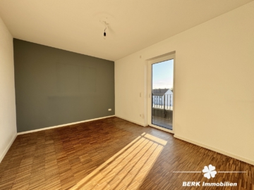 VERKAUFT – BERK Immobilien – Goldene Stunde im eigenen Zuhause – mit Rundumblick und Schlosskulisse - Schlafzimmer 1 (105733)