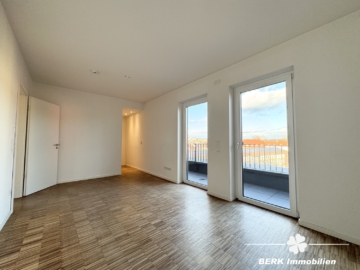 VERKAUFT – BERK Immobilien – Goldene Stunde im eigenen Zuhause – mit Rundumblick und Schlosskulisse - Schlafzimmer 2 (105734)