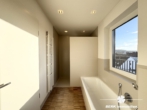Badezimmer - VERKAUFT – BERK Immobilien – Goldene Stunde im eigenen Zuhause – mit Rundumblick und Schlosskulisse