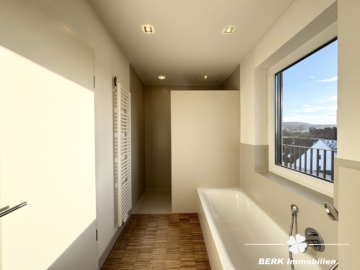 VERKAUFT – BERK Immobilien – Goldene Stunde im eigenen Zuhause – mit Rundumblick und Schlosskulisse - Badezimmer (105736)