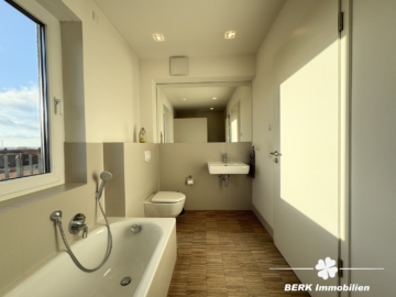 VERKAUFT – BERK Immobilien – Goldene Stunde im eigenen Zuhause – mit Rundumblick und Schlosskulisse - Badezimmer (105737)