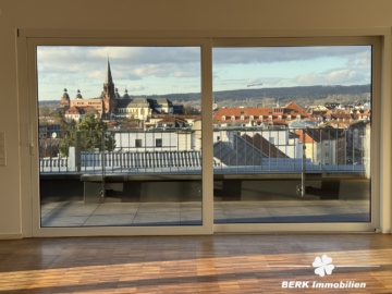 VERKAUFT – BERK Immobilien – Goldene Stunde im eigenen Zuhause – mit Rundumblick und Schlosskulisse - Ausblick (105728)