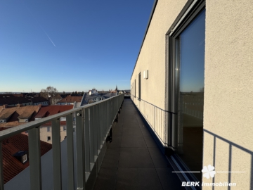 VERKAUFT – BERK Immobilien – Goldene Stunde im eigenen Zuhause – mit Rundumblick und Schlosskulisse - Balkon (105739)
