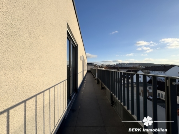 VERKAUFT – BERK Immobilien – Goldene Stunde im eigenen Zuhause – mit Rundumblick und Schlosskulisse - Balkon (105740)