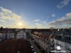 Ausblick - VERKAUFT – BERK Immobilien – Goldene Stunde im eigenen Zuhause – mit Rundumblick und Schlosskulisse