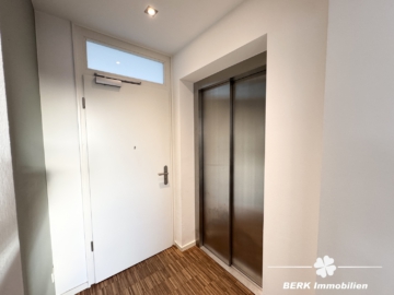 VERKAUFT – BERK Immobilien – Goldene Stunde im eigenen Zuhause – mit Rundumblick und Schlosskulisse - Eingangsbereich (105738)