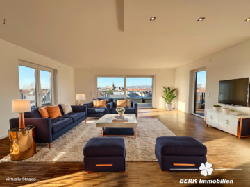 VERKAUFT – BERK Immobilien – Goldene Stunde im eigenen Zuhause – mit Rundumblick und Schlosskulisse - Einrichtungsbeispiel Wohnzimmer (105725)