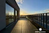 Terrasse - VERKAUFT – BERK Immobilien – Goldene Stunde im eigenen Zuhause – mit Rundumblick und Schlosskulisse