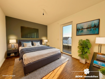 VERKAUFT – BERK Immobilien – Goldene Stunde im eigenen Zuhause – mit Rundumblick und Schlosskulisse - Einrichtungsbeispiel Schlafzimmer (105726)