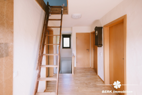 BERK Immobilien – Wohnen mit Charme und großzügigem Raumangebot in Keilberg - OG Flur (127964)