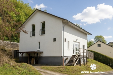 BERK Immobilien – Freistehendes Einfamilienhaus mit Wallbox, PV und gepflegtem Zustand - Außenansicht (118502)