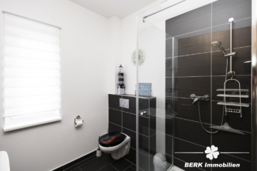 BERK Immobilien – Freistehendes Einfamilienhaus mit Wallbox, PV und gepflegtem Zustand - Bad EG (111644)