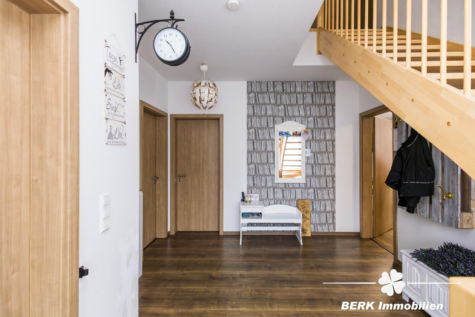 BERK Immobilien – Freistehendes Einfamilienhaus mit Wallbox, PV und gepflegtem Zustand - Eingangsbereich (118503)