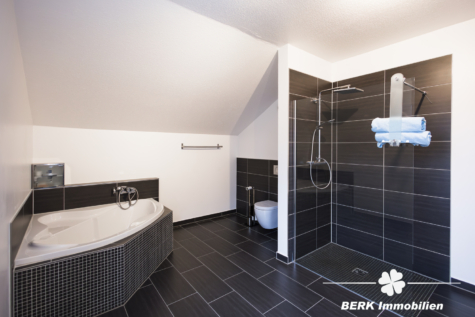 BERK Immobilien – Freistehendes Einfamilienhaus mit Wallbox, PV und gepflegtem Zustand - Bad OG (118512)