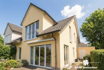 BERK Immobilien – Licht, Ruhe & Weitblick: Ihr neues Zuhause in bester Lage von Haibach - Rückseite (109597)