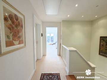 BERK Immobilien – Licht, Ruhe & Weitblick: Ihr neues Zuhause in bester Lage von Haibach - Flur OG (109619)