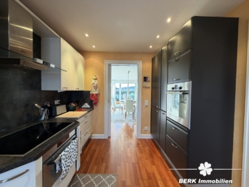 BERK Immobilien – Licht, Ruhe & Weitblick: Ihr neues Zuhause in bester Lage von Haibach - Küche (109609)