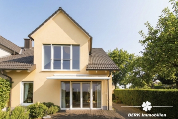 BERK Immobilien – Licht, Ruhe & Weitblick: Ihr neues Zuhause in bester Lage von Haibach - Rückseite (109598)