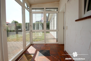 BERK Immobilien – Solides Wohnhaus mit 5 Schlafzimmern und praktischem Anbau - Eingang (106962)