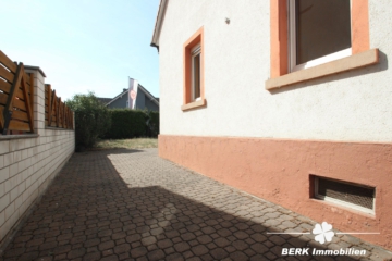 BERK Immobilien – Solides Wohnhaus mit 5 Schlafzimmern und praktischem Anbau - Hofansicht (106974)