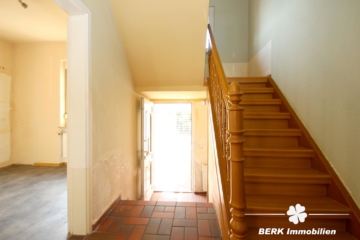 BERK Immobilien – Solides Wohnhaus mit 5 Schlafzimmern und praktischem Anbau - EG Treppenhaus (106966)