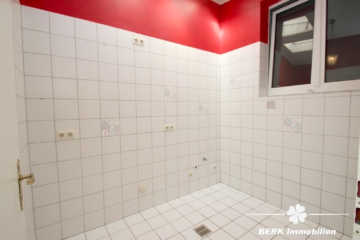 BERK Immobilien – Solides Wohnhaus mit 5 Schlafzimmern und praktischem Anbau - HW-Raum (106964)
