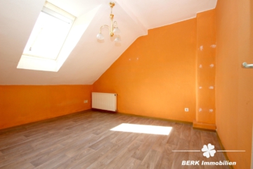 BERK Immobilien – Solides Wohnhaus mit 5 Schlafzimmern und praktischem Anbau - DG Kinderzimmer II (106971)