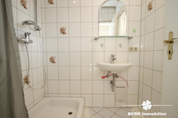 BERK Immobilien – Solides Wohnhaus mit 5 Schlafzimmern und praktischem Anbau - Gäste-Bad (106965)