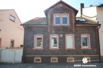 BERK Immobilien – Solides Wohnhaus mit 5 Schlafzimmern und praktischem Anbau - Straßenansicht (106959)