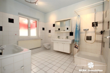BERK Immobilien – Solides Wohnhaus mit 5 Schlafzimmern und praktischem Anbau - EG Badezimmer (106969)