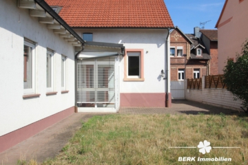 BERK Immobilien – Solides Wohnhaus mit 5 Schlafzimmern und praktischem Anbau - Außenansicht (106960)