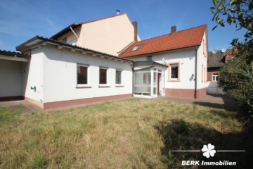 BERK Immobilien – Solides Wohnhaus mit 5 Schlafzimmern und praktischem Anbau - Gartenansicht (106961)