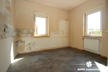 BERK Immobilien – Solides Wohnhaus mit 5 Schlafzimmern und praktischem Anbau - EG Küche (106967)