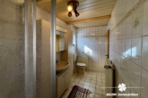 Badezimmer OG - BERK Immobilien – Gepflegtes Einfamilienhaus mit Charme in Mudau-Reisenbach zu verkaufen