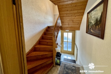 BERK Immobilien – Gepflegtes Einfamilienhaus mit Charme in Mudau-Reisenbach zu verkaufen - Treppenhaus (104368)