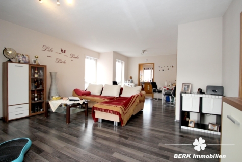 BERK Immobilien – Gepflegte 2-Zimmer-ETW in toller Lage mit EBK, großem Balkon & PKW-Stellplatz - Wohn- und Essbereich (128906)