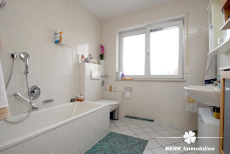 BERK Immobilien – Gepflegte 2-Zimmer-ETW in toller Lage mit EBK, großem Balkon & PKW-Stellplatz - Tageslichtbad (128909)