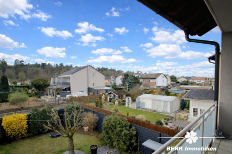 BERK Immobilien – Gepflegte 2-Zimmer-ETW in toller Lage mit EBK, großem Balkon & PKW-Stellplatz - Ausblick (128911)