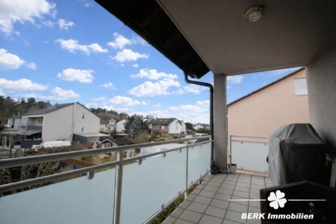 BERK Immobilien – Gepflegte 2-Zimmer-ETW in toller Lage mit EBK, großem Balkon & PKW-Stellplatz - Balkon (128912)