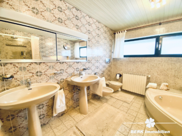 RESERVIERT – BERK Immobilien – Großzügiges Architektenhaus mit Wohnambiente und traumhaften Garten – ideal zum Leben und Arbeiten - großes Badezimmer (104412)