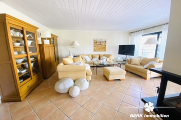 RESERVIERT – BERK Immobilien – Großzügiges Architektenhaus mit Wohnambiente und traumhaften Garten – ideal zum Leben und Arbeiten - Wohnzimmer (104402)