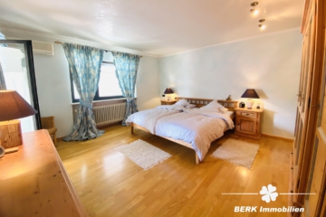 RESERVIERT – BERK Immobilien – Großzügiges Architektenhaus mit Wohnambiente und traumhaften Garten – ideal zum Leben und Arbeiten - Masterbedroom Schlafzimmer mit Balkon (104410)