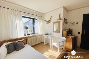 RESERVIERT – BERK Immobilien – Großzügiges Architektenhaus mit Wohnambiente und traumhaften Garten – ideal zum Leben und Arbeiten - Büro - Gästezimmer (104408)