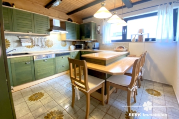 RESERVIERT – BERK Immobilien – Großzügiges Architektenhaus mit Wohnambiente und traumhaften Garten – ideal zum Leben und Arbeiten - Küche (104406)