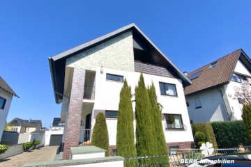 RESERVIERT – BERK Immobilien – Großzügiges Architektenhaus mit Wohnambiente und traumhaften Garten – ideal zum Leben und Arbeiten - Vorderansicht (2) (104401)