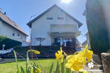 RESERVIERT – BERK Immobilien – Großzügiges Architektenhaus mit Wohnambiente und traumhaften Garten – ideal zum Leben und Arbeiten - Gartenansicht (104416)